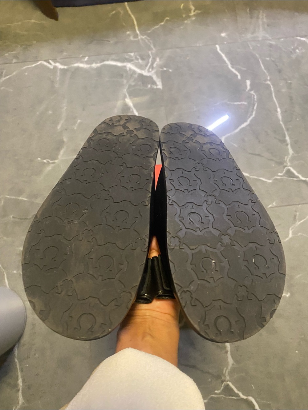 Salvatore Ferragamo Black Leather Vara Bow Slides - Picture 5 of 6